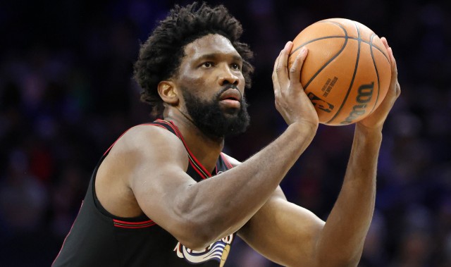 状态真不错！恩比德半场11中7拿到15分5板2助 首节11分