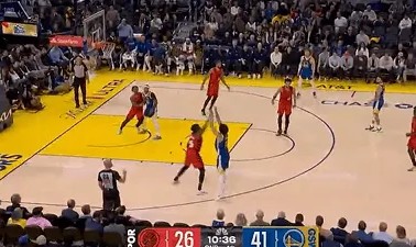 桑托斯张弓搭箭三分再中，次节开局勇士已命中10记三分