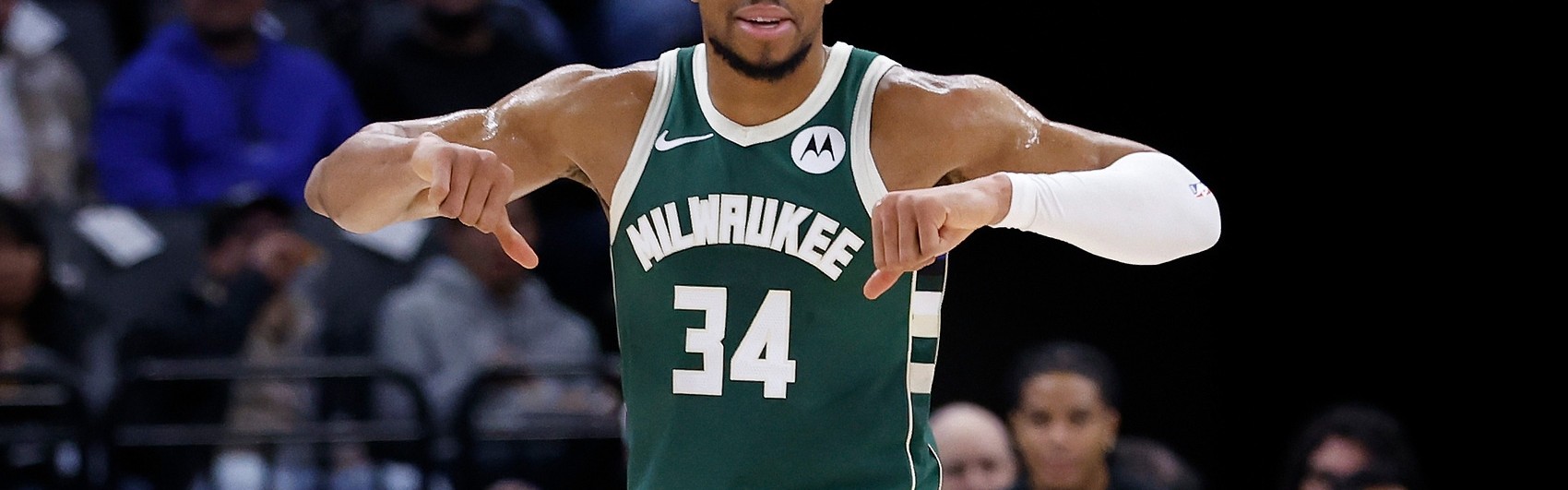 kaiyun-在勇士禁区当搅拌机！字母哥半场11中8砍18分4板3助